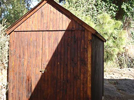 Gereedskapskuur / Tuinskuur / Stoorkamer. Die tipe wendyhuis het geen vensters nie en is dus ideaal om as stoorplek te gebruik.